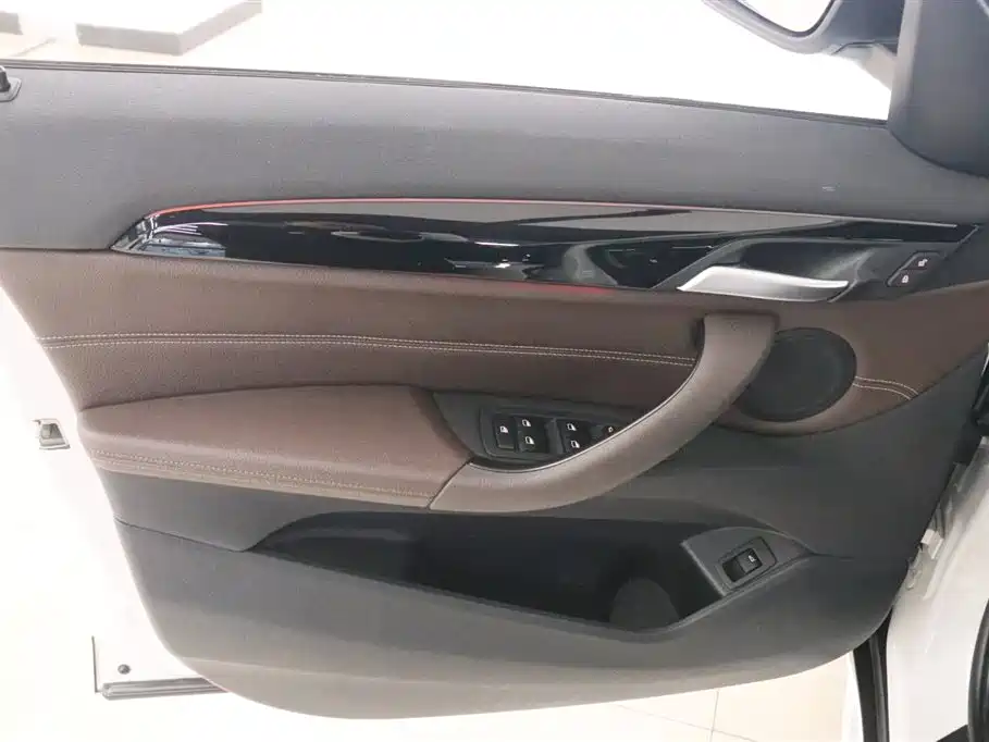 BMW X1 2018 sDrive18Li Premium Model фото 13