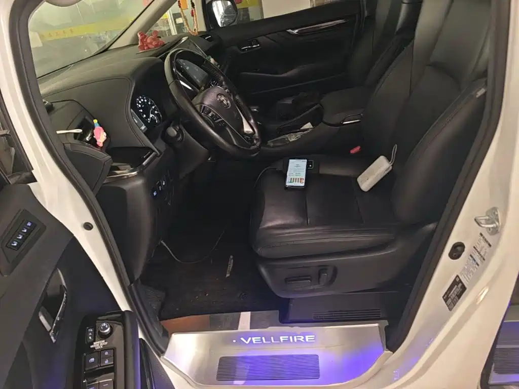 Фото 15 - Toyota Vellfire