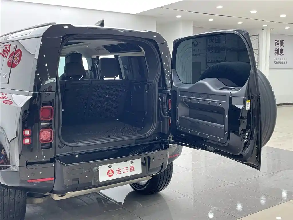 Land Rover Defender 2024 110 3.0T P400 XS фото 34