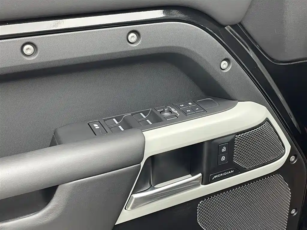 Land Rover Defender 2024 110 3.0T P400 XS фото 10