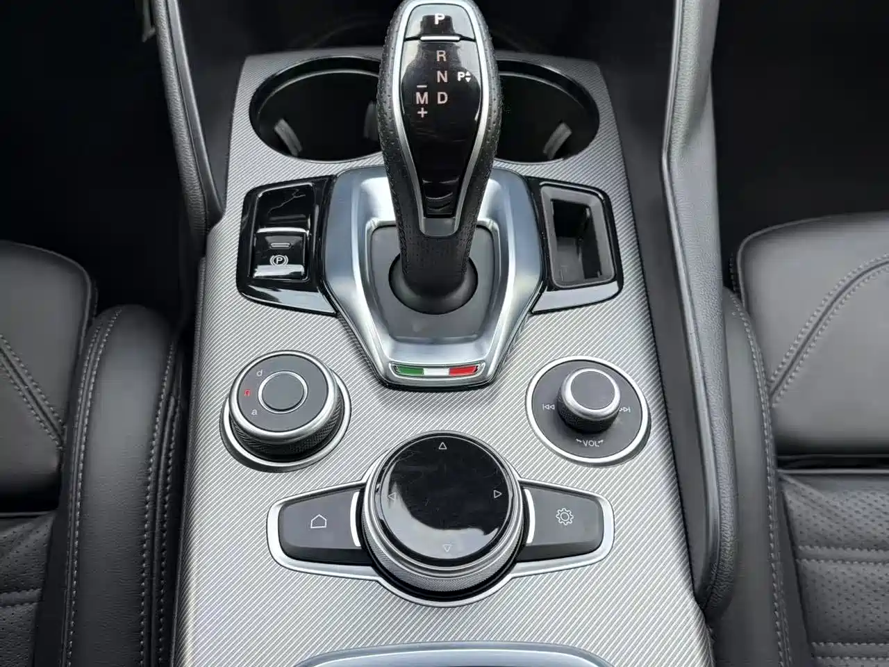 Alfa Romeo Giulia 2023 2.0T 280HP Track Edition фото 14
