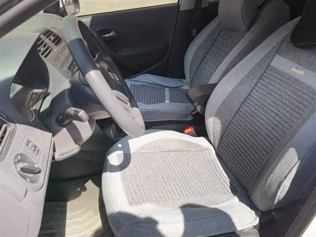 Volkswagen Polo 2016 1.4L Automatic Trend фото 8