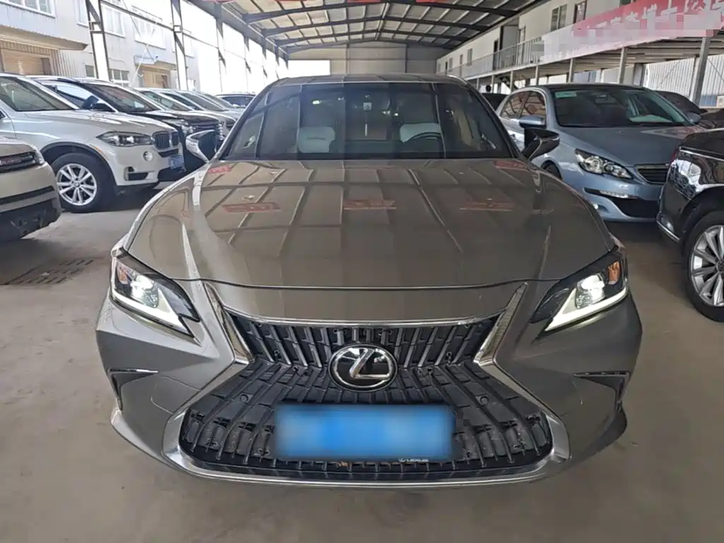 Фото 3 - Lexus ES