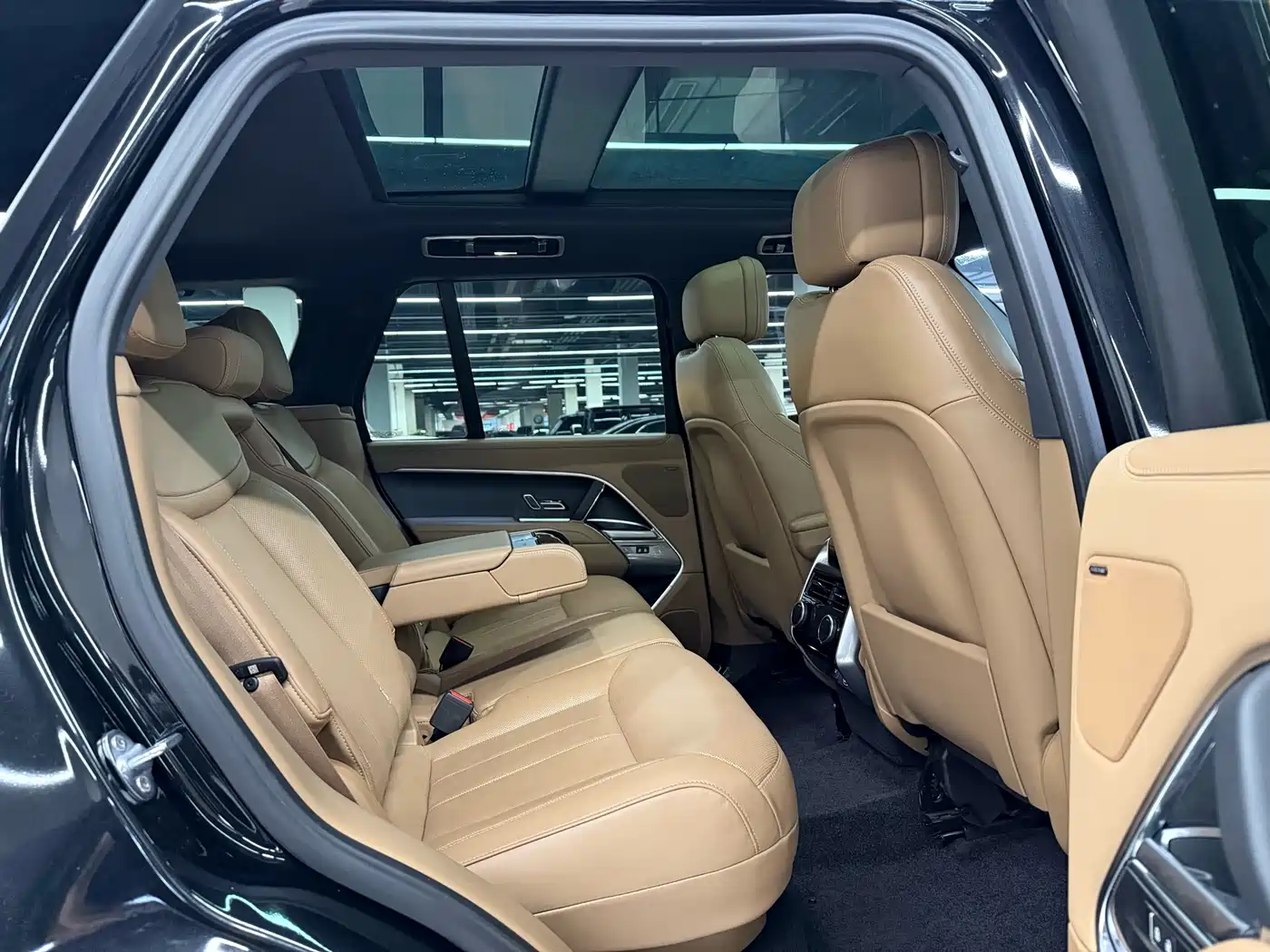Land Rover Range Rover 2023 3.0 L6 360PS Golden Age Edition фото 13