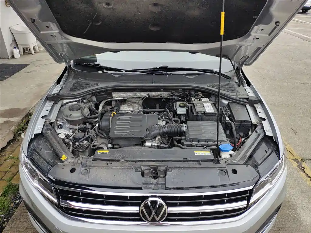 VOLKSWAGEN BORA