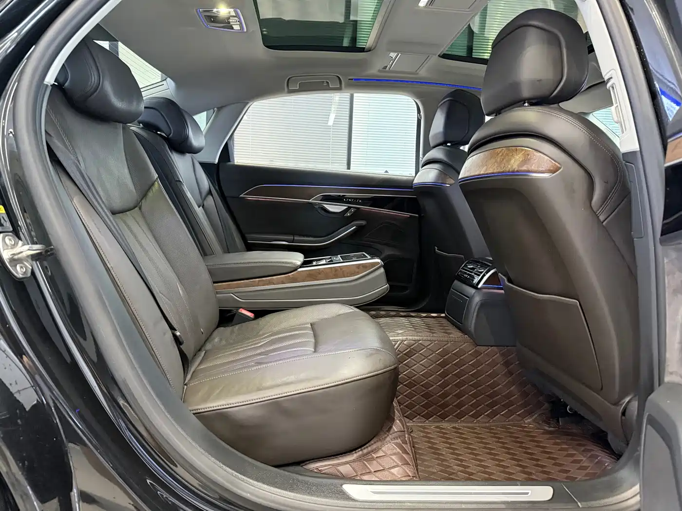 Photo 10 - Audi A8