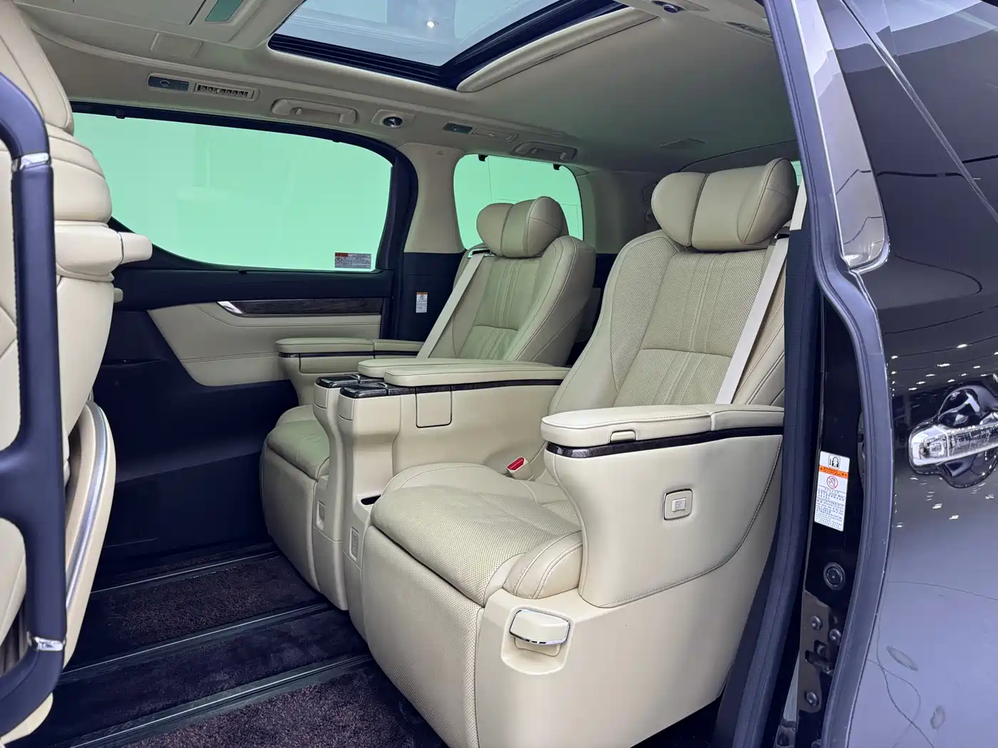 Toyota Vellfire 2019 Hybrid 2.5L HV Premium Edition фото 5