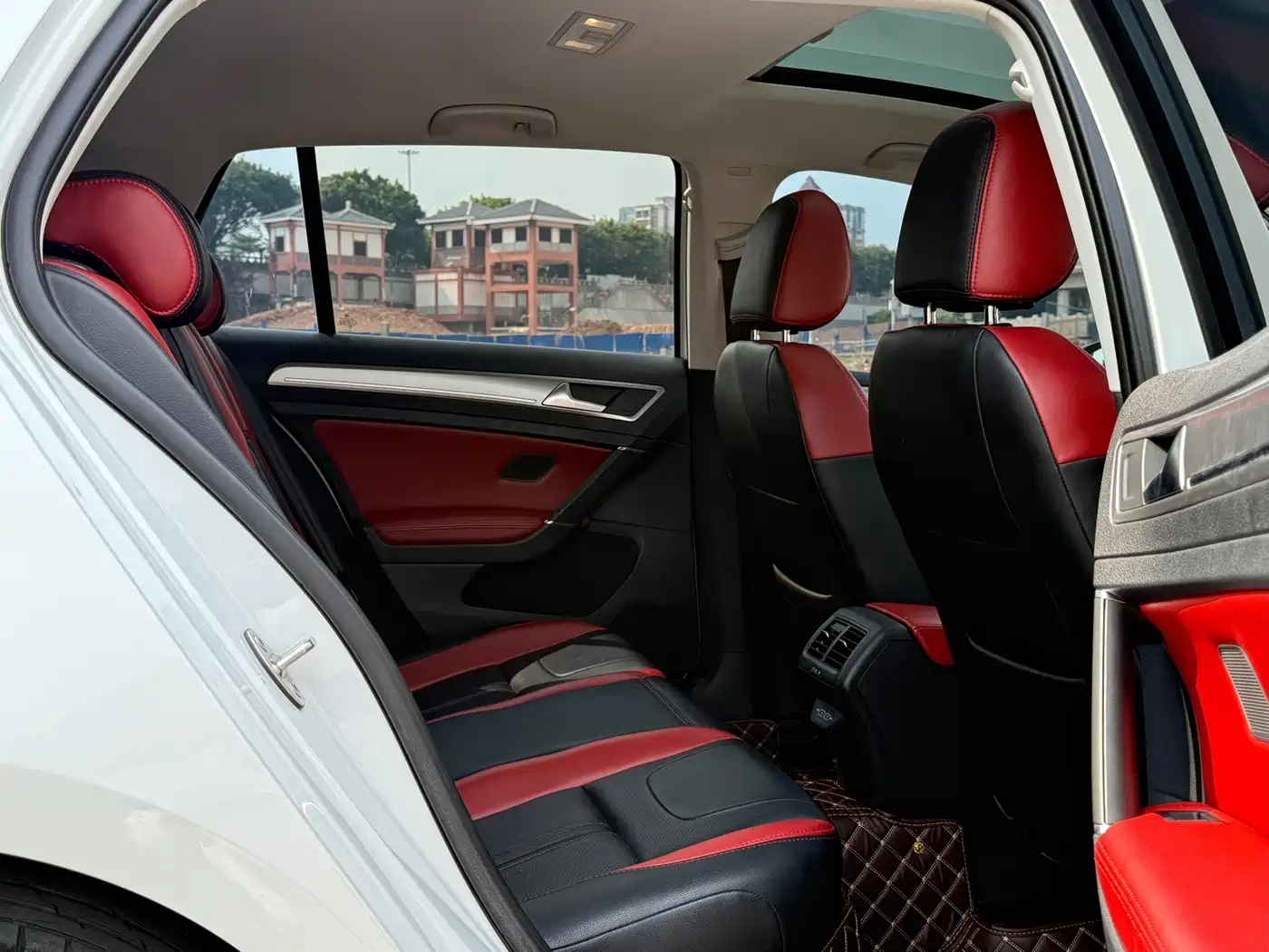 Photo 11 - Volkswagen Golf