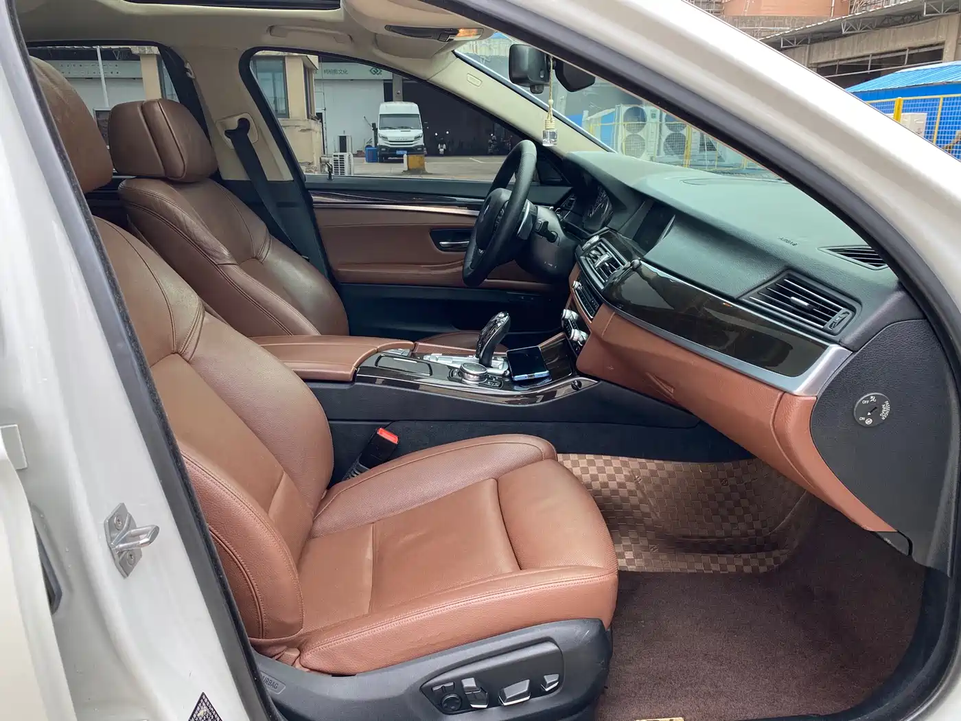 BMW 5 Series 2015 535Li Leading фото 14