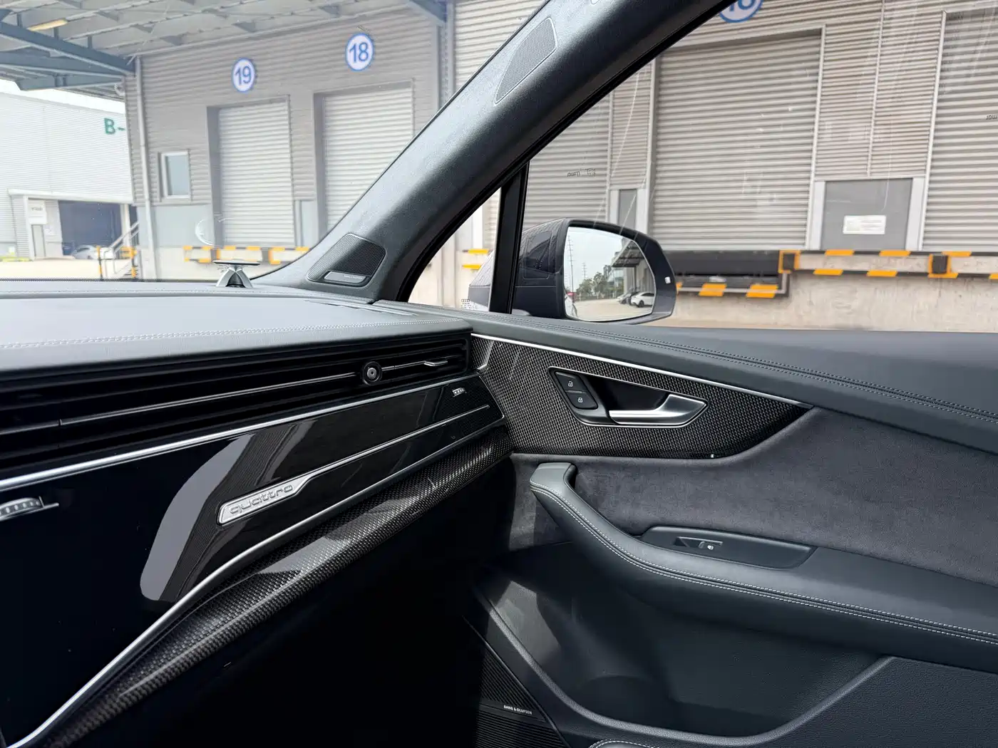 Audi SQ7 2024 4.0 TFSI Dark Knight Edition фото 15