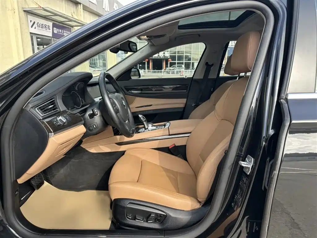 BMW 7 Series 2013 Model 730Li Luxury фото 2