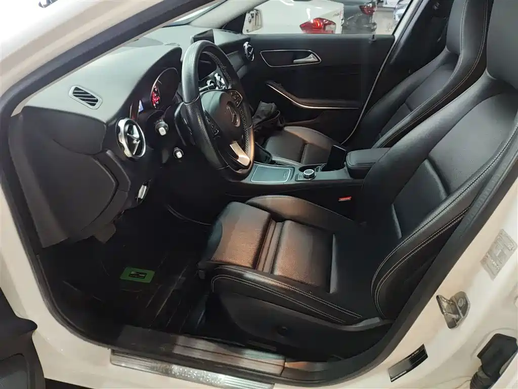 Mercedes-Benz GLA 2018 GLA 200 Dynamic фото 12