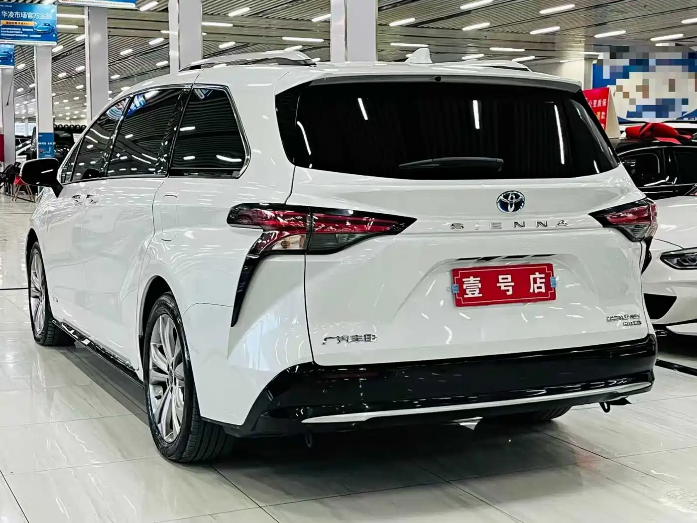 Toyota Sienna 2023 2.5L Hybrid Ultimate Edition фото 4
