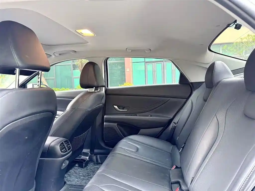 Hyundai Elantra 2021 1.5L CVT LUX Premium Edition фото 6