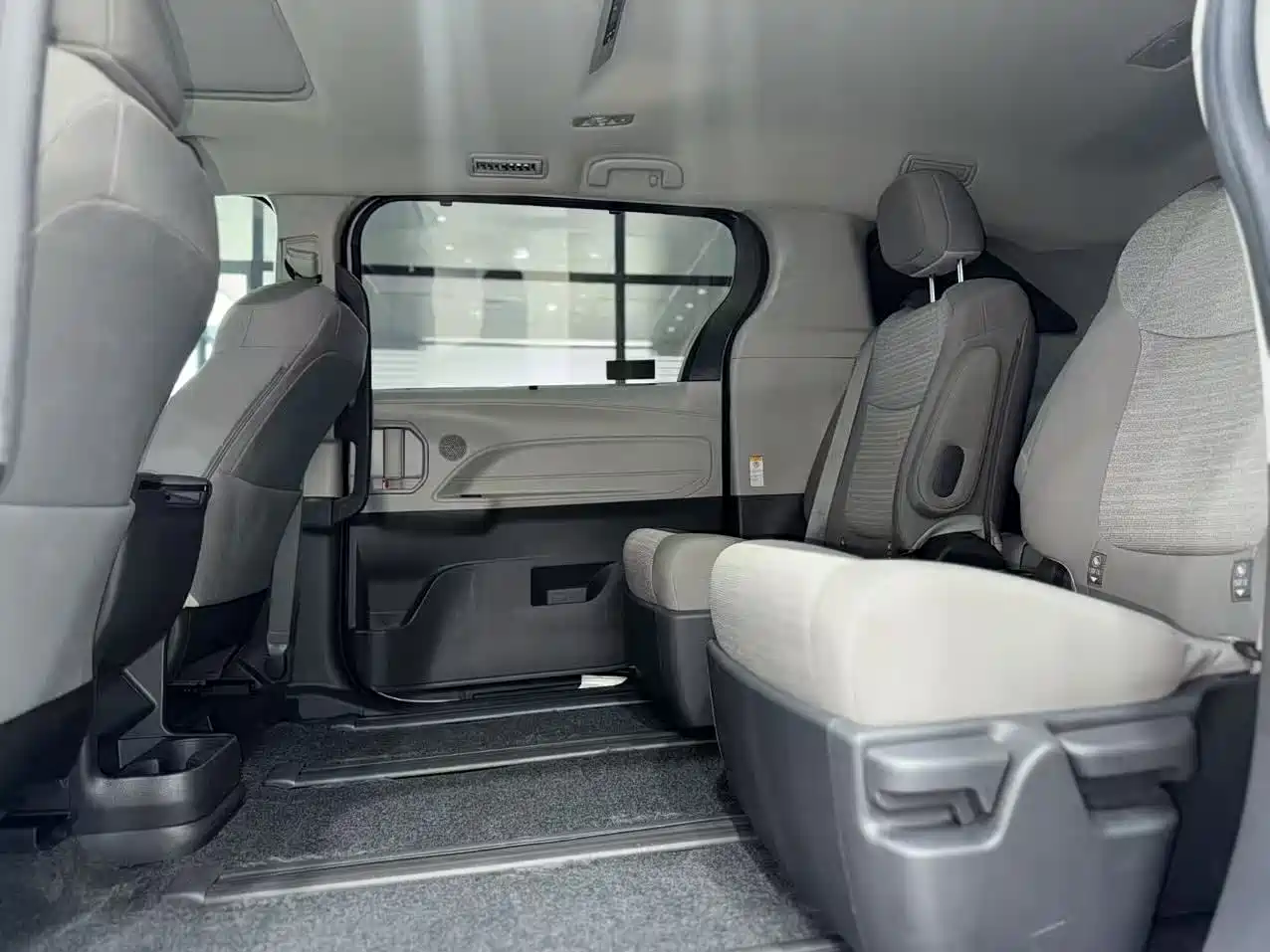 Toyota Sienna 2023 2.5L Hybrid Comfort Edition фото 4