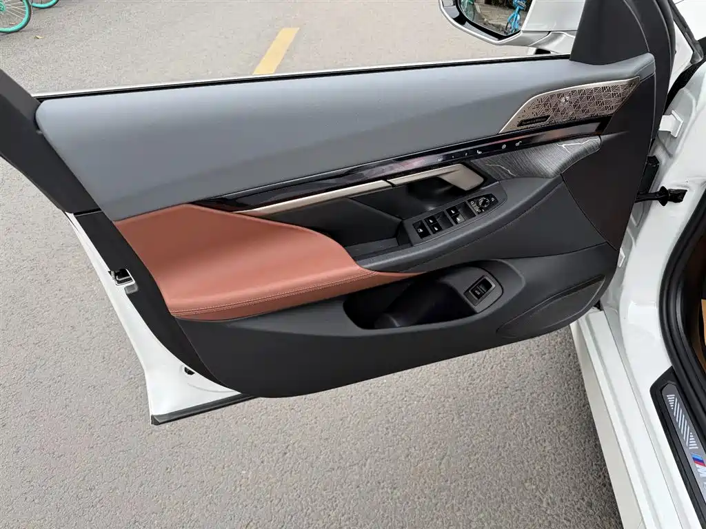 BMW 5 Series 2025 530Li Premium M Sport Package фото 6