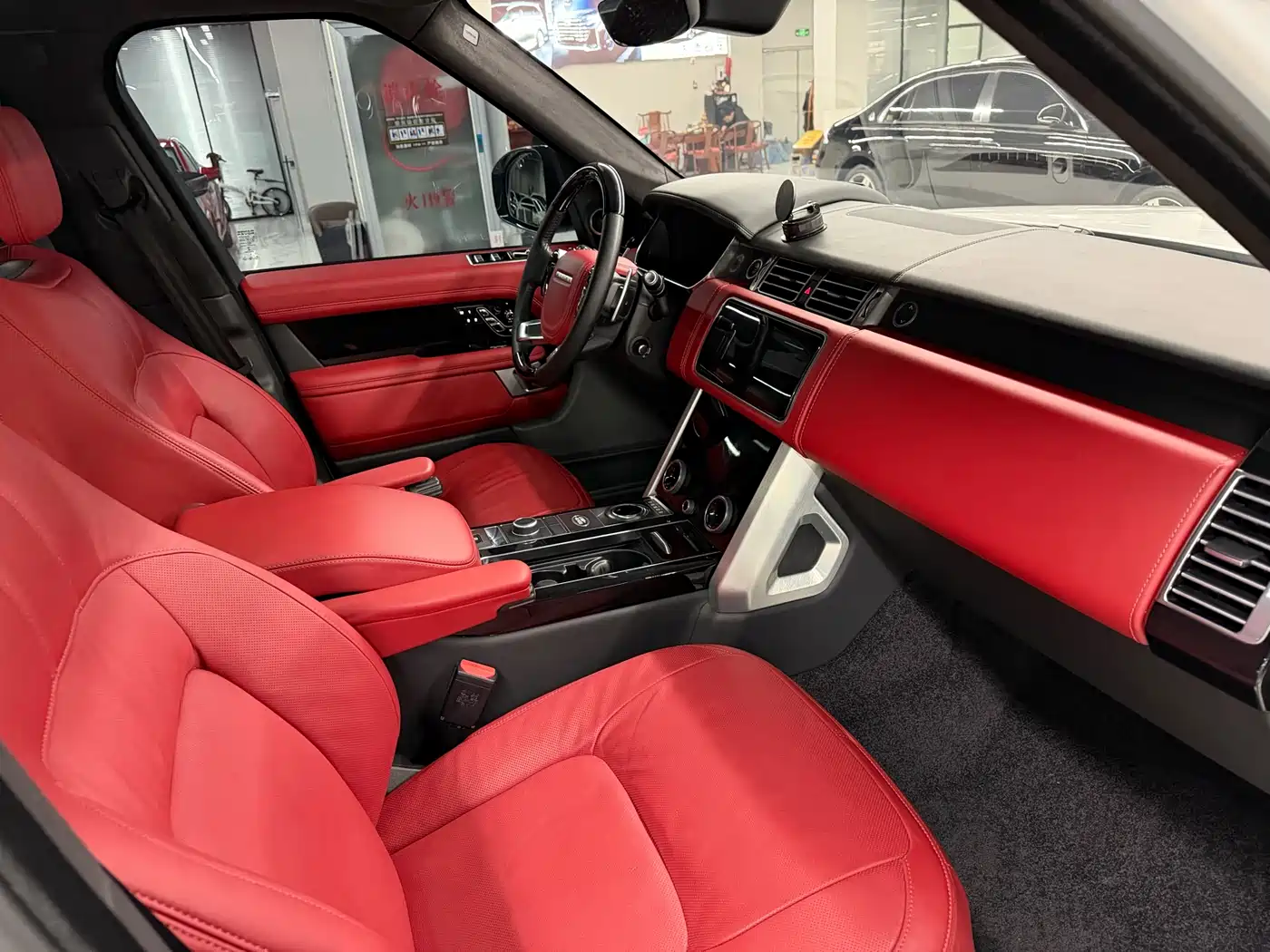 Land Rover Range Rover 2022 3.0 L6 400PS Prestige Genesis Extended Edition фото 12