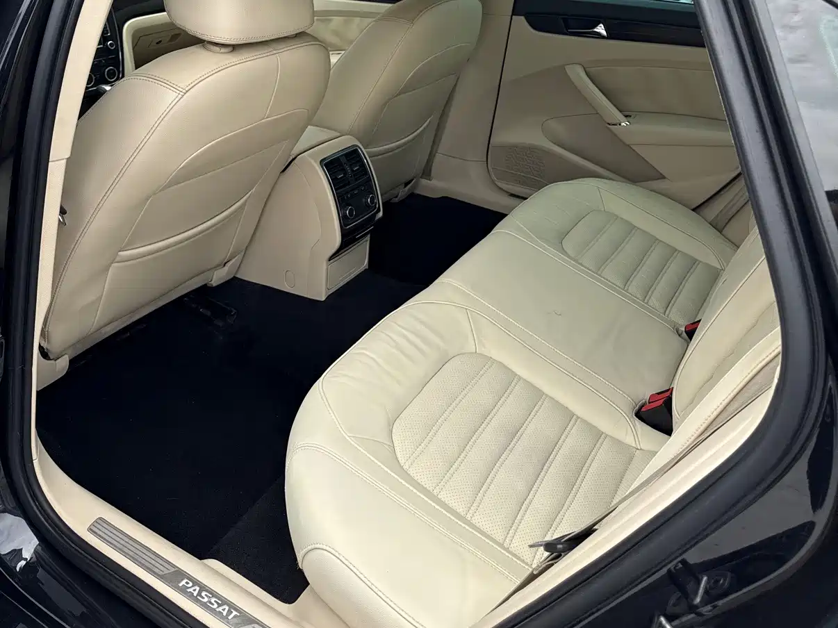 Volkswagen Passat 2014 1.8TSI DSG Executive Edition фото 8