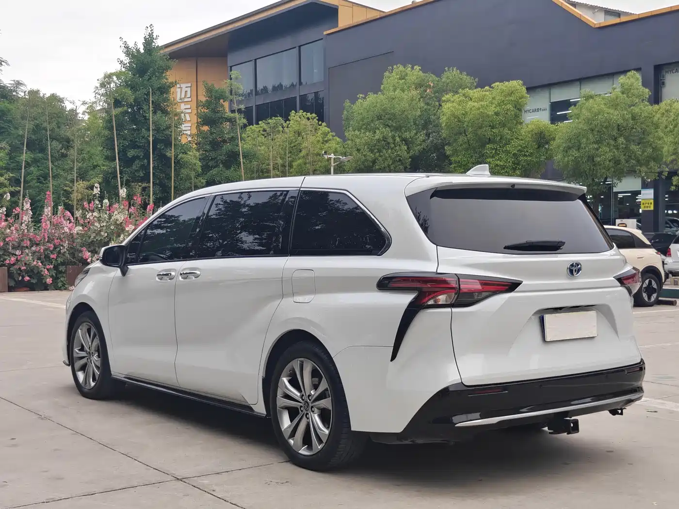 Toyota Sienna 2023 2.5L Hybrid Premium Edition фото 7