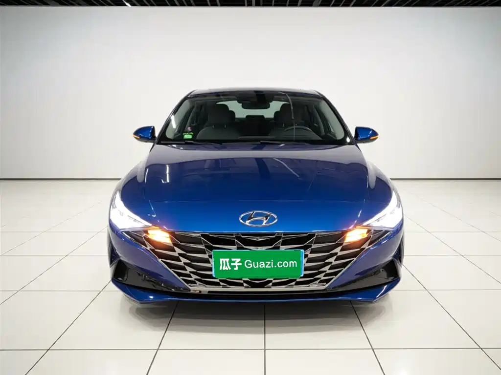 Hyundai Elantra 2021 1.5L CVT LUX Premium Edition фото 3