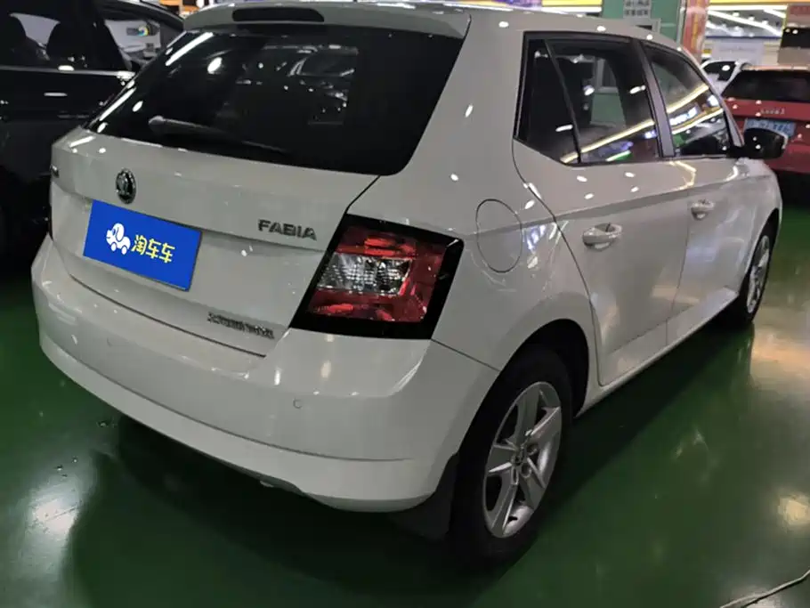 Škoda Fabia 2016 1.4L Automatic Car Enjoy Edition фото 3