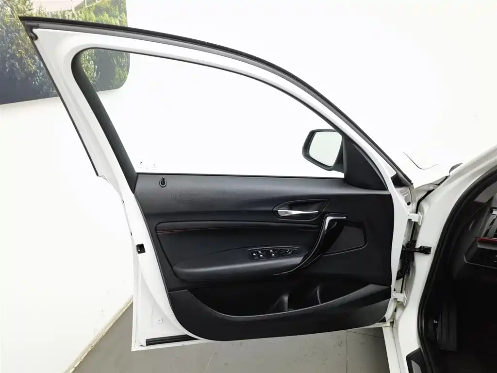 BMW 1 Series (Import) 2015 120i Sport Design Package фото 8