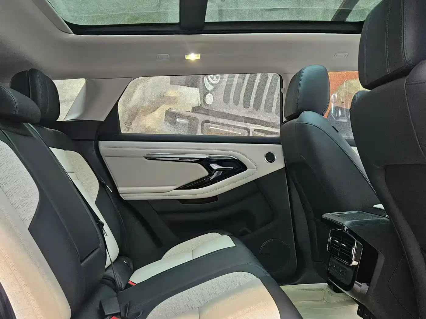 Land Rover Range Rover Evoque 2022 Facelift Range Rover Evoque L 249PS R-Dynamic Luxury фото 9
