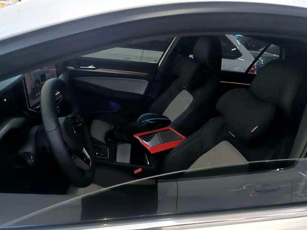 Volkswagen Golf 2025 300TSI R-Line фото 15