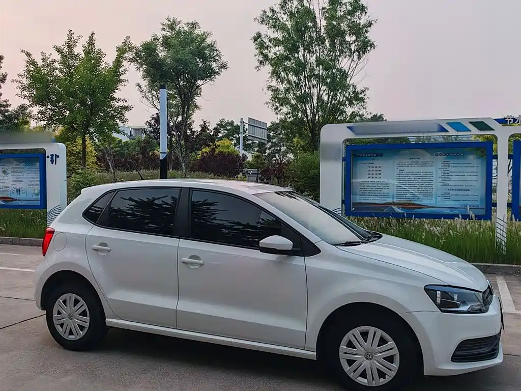 Volkswagen Polo 2016 1.4L Manual Trend фото 7