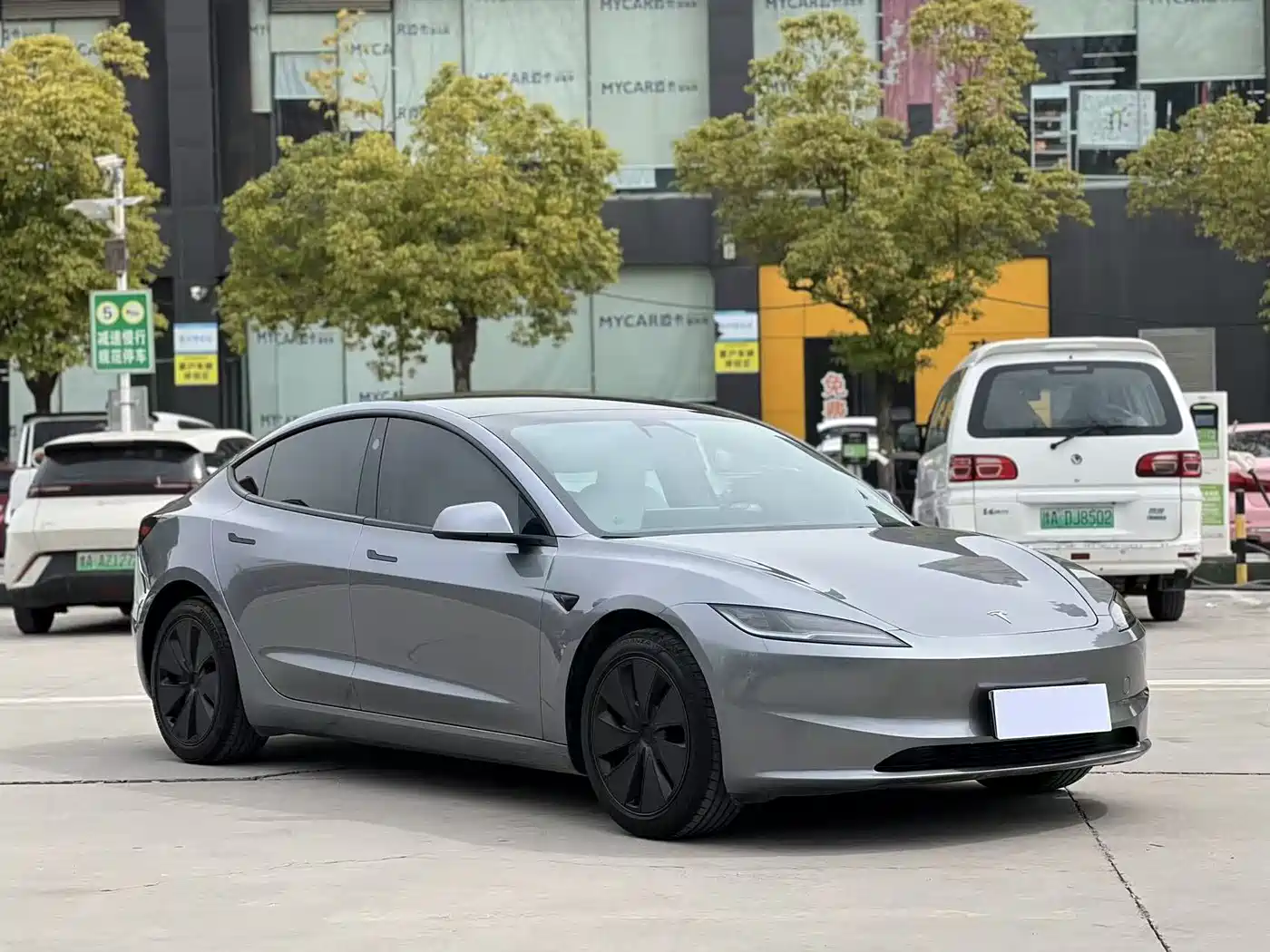 TESLA MODEL 3