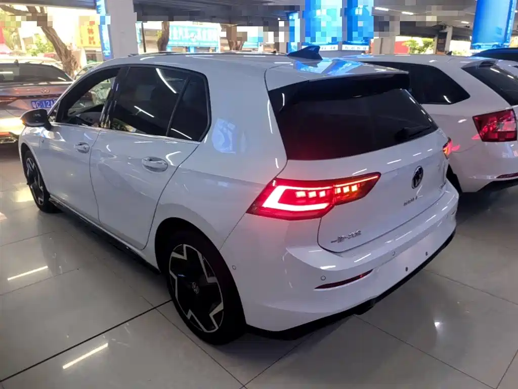 Volkswagen Golf 2025 300TSI R-Line фото 5