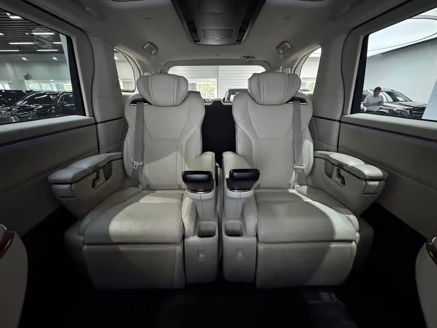 Lexus LM 2023 350h 7-Seater Elegance Edition фото 17
