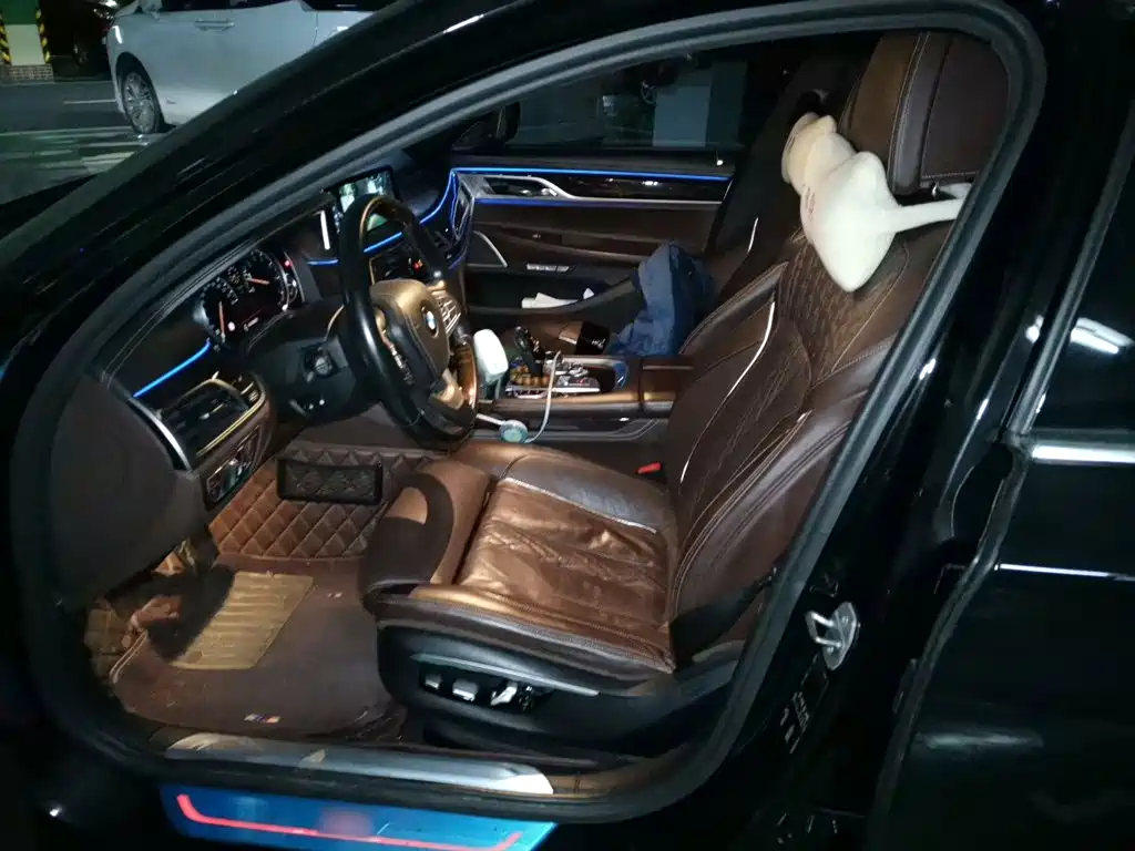 صورة 8 - BMW 7 Series