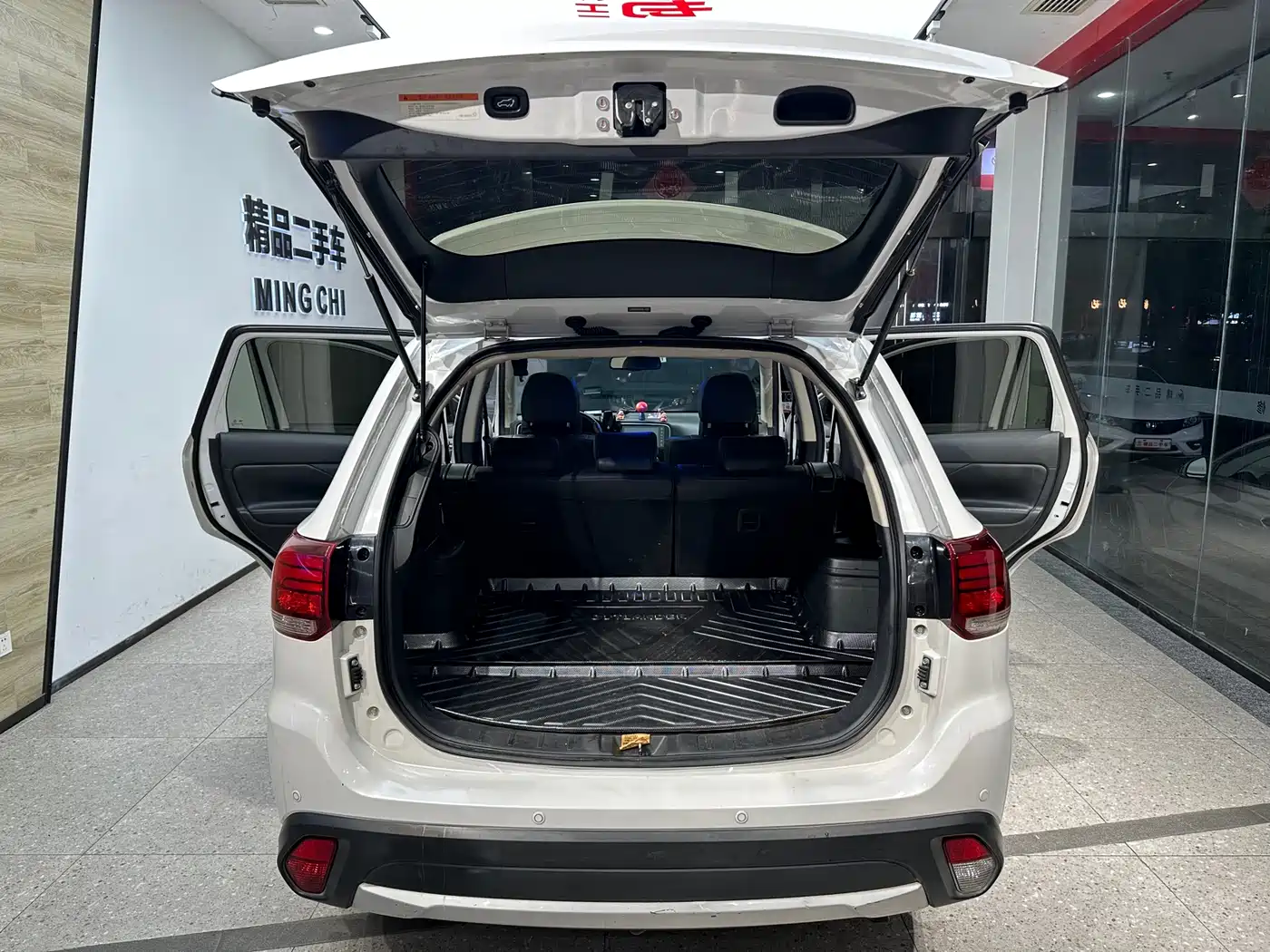 MITSUBISHI OUTLANDER