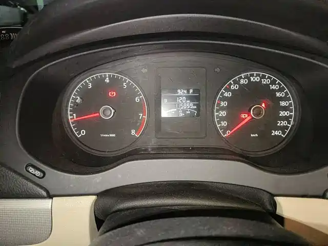 Volkswagen Sagitar 2012 1.6L Automatic Comfort Type — фото 4