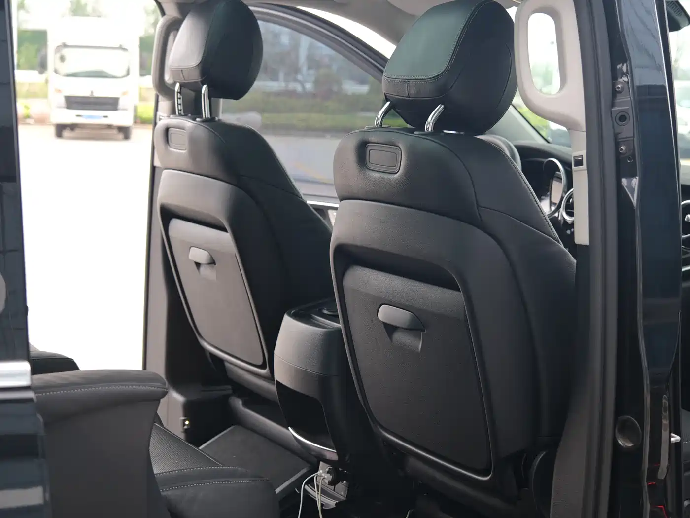 Mercedes-Benz V-Class 2017 Model V 260 L Premium Extended Edition фото 11