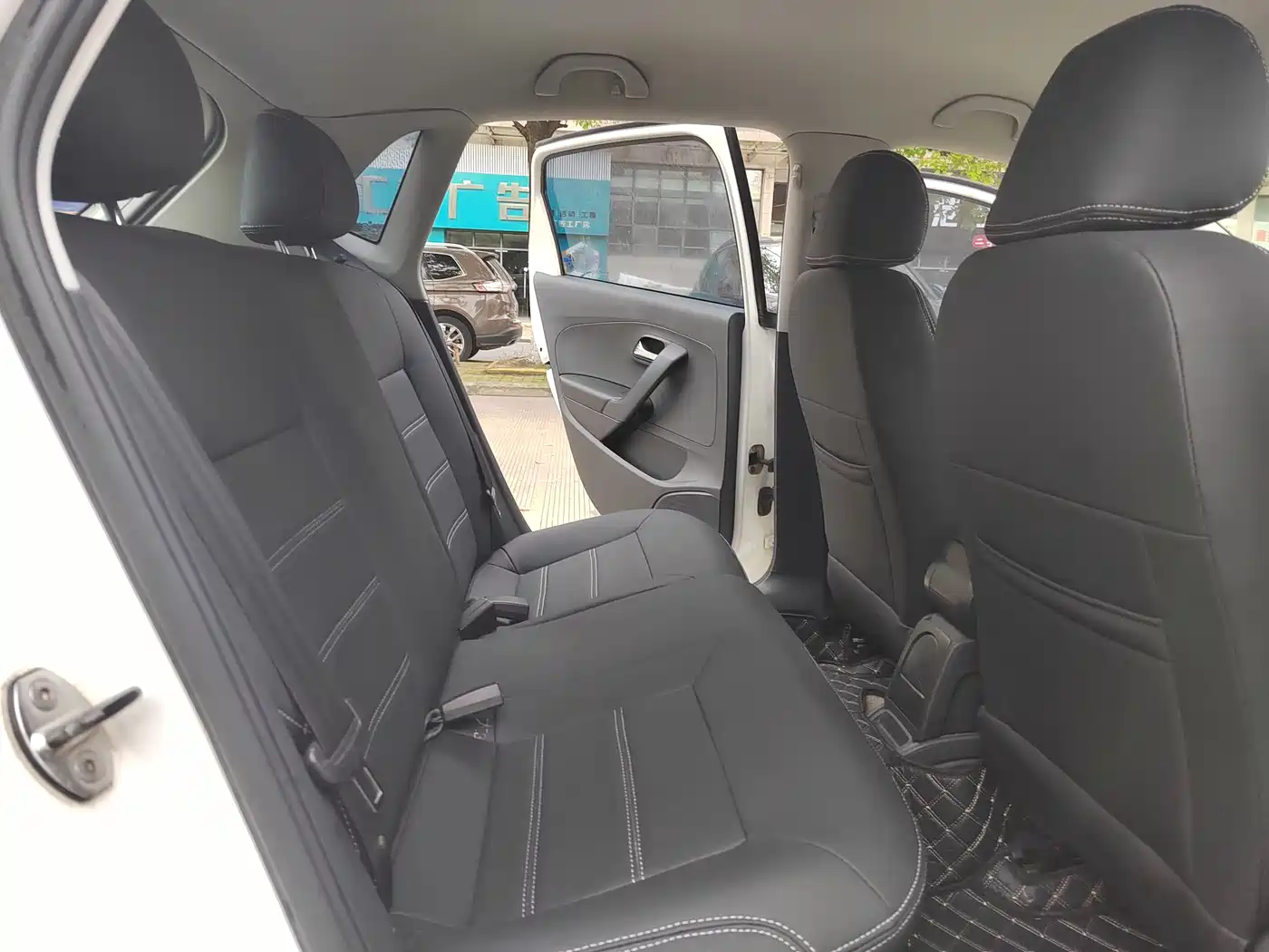 Volkswagen Polo 2013 1.4L Automatic Comfort Edition фото 6