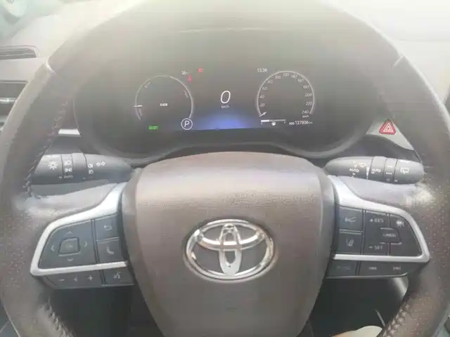 Toyota Sienna 2023 2.5L Hybrid Platinum Edition — фото 4