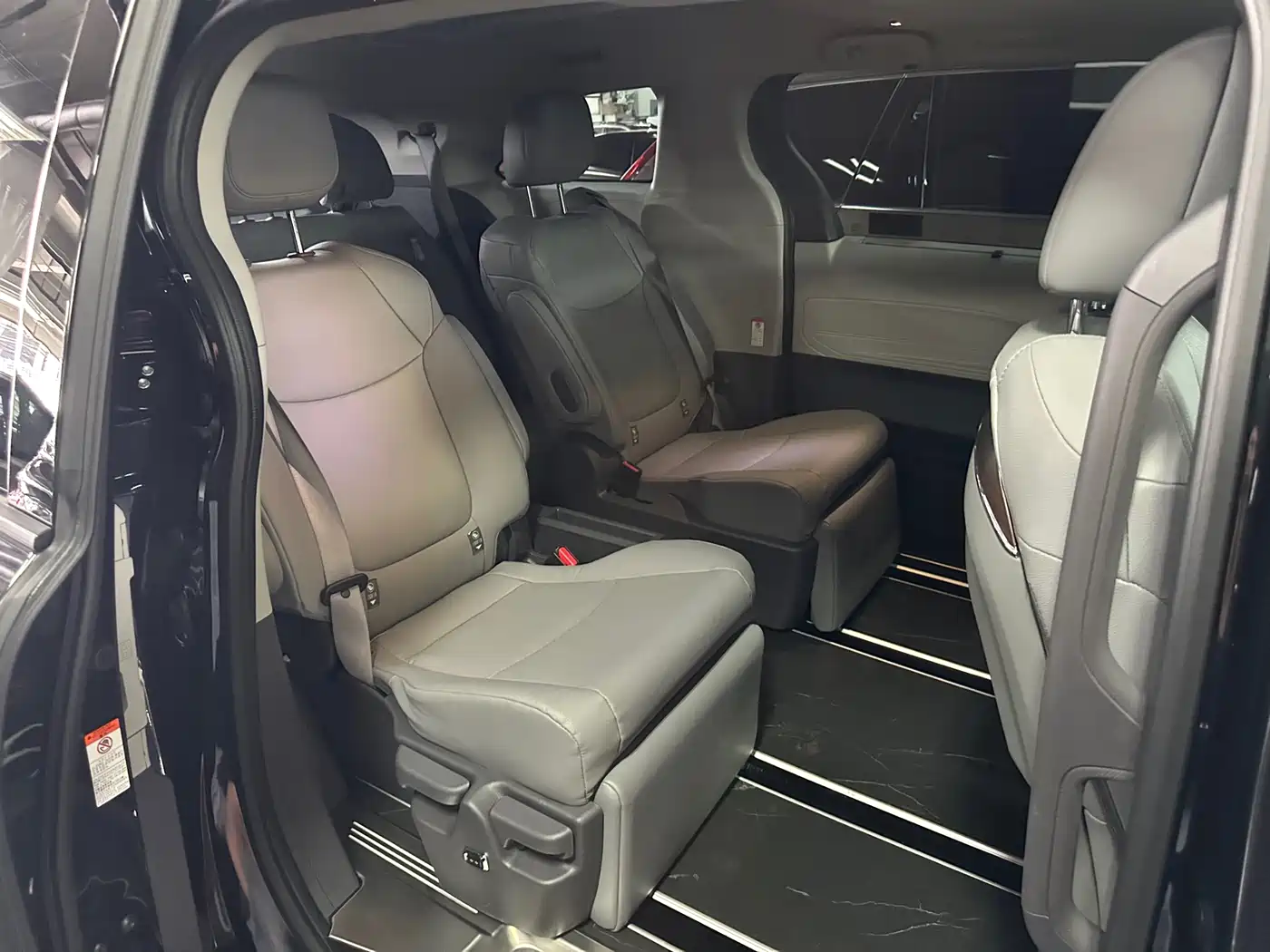 Toyota Granvia 2023 2.5L Hybrid Comfort Edition фото 15