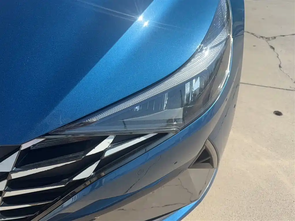 Hyundai Elantra 2021 1.5L CVT LUX Premium Edition фото 3