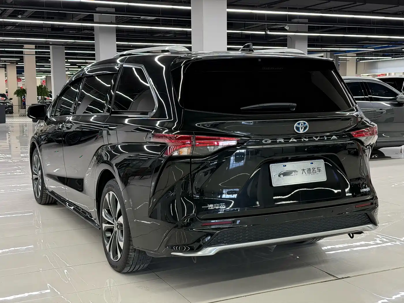 Toyota Granvia 2023 2.5L Hybrid Prestige PLUS Edition фото 5