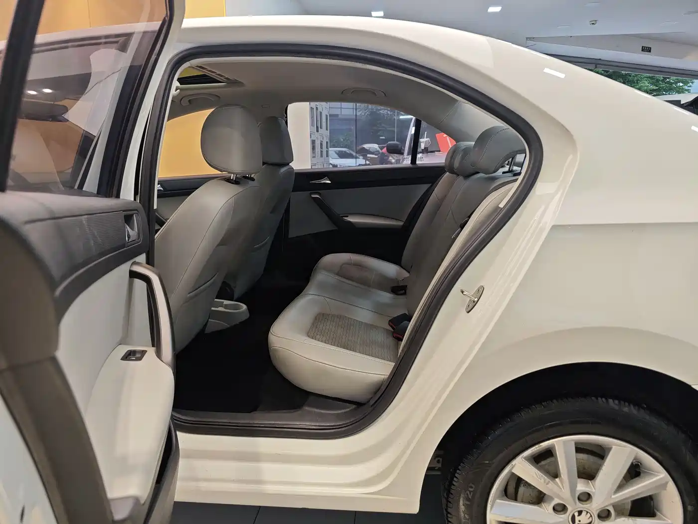 Škoda Rapid 2016 1.6L Automatic Pioneer Edition фото 21