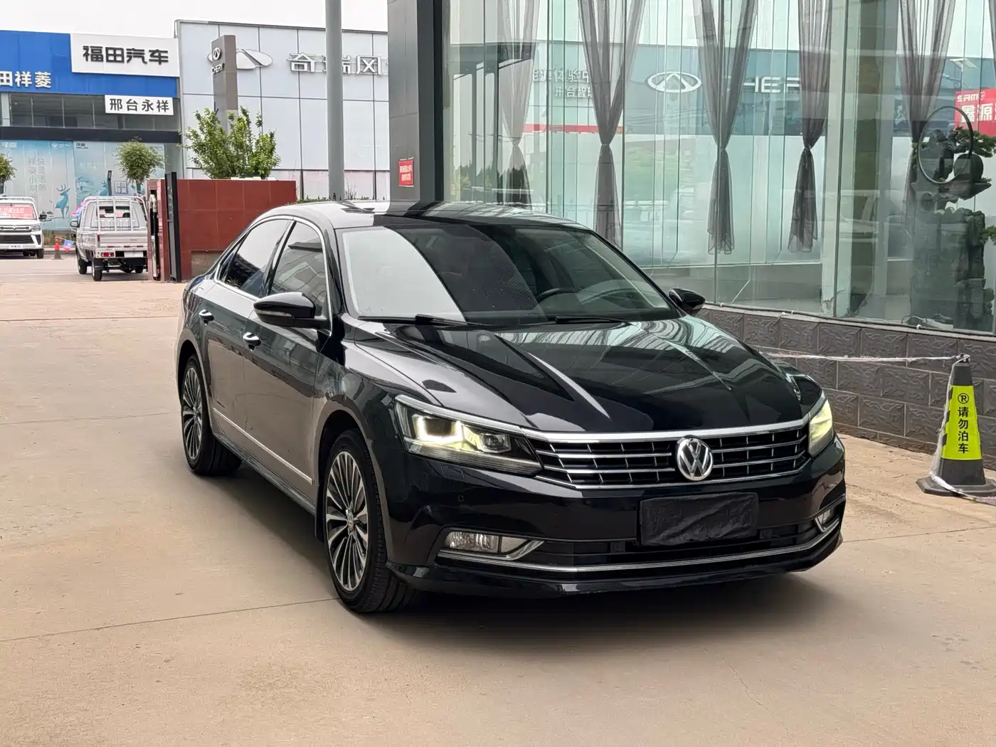 Volkswagen Passat 2017 330TSI DSG Luxury фото 3