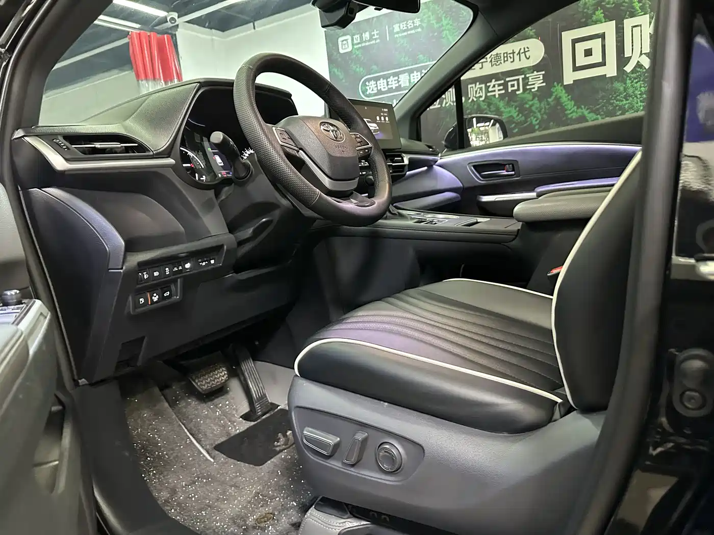 Toyota Granvia 2024 2.5L Hybrid Luxury фото 10