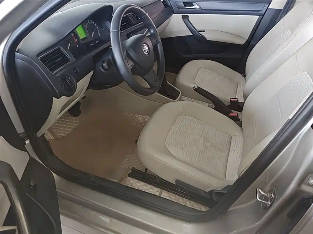 Škoda Rapid 2016 1.6L Automatic Pioneer Edition фото 15