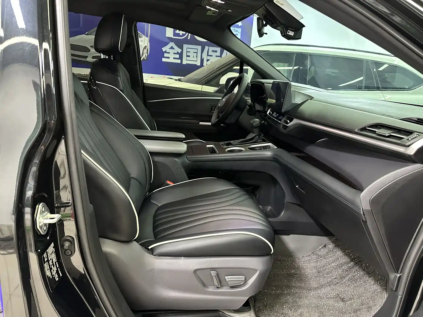 Toyota Granvia 2024 2.5L Hybrid Luxury фото 20