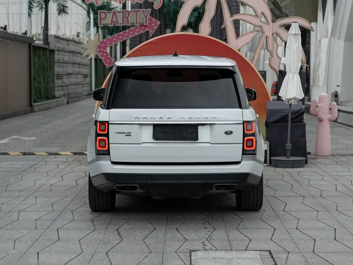 Land Rover Range Rover 2020 3.0 L6 Heritage Extended Edition фото 6