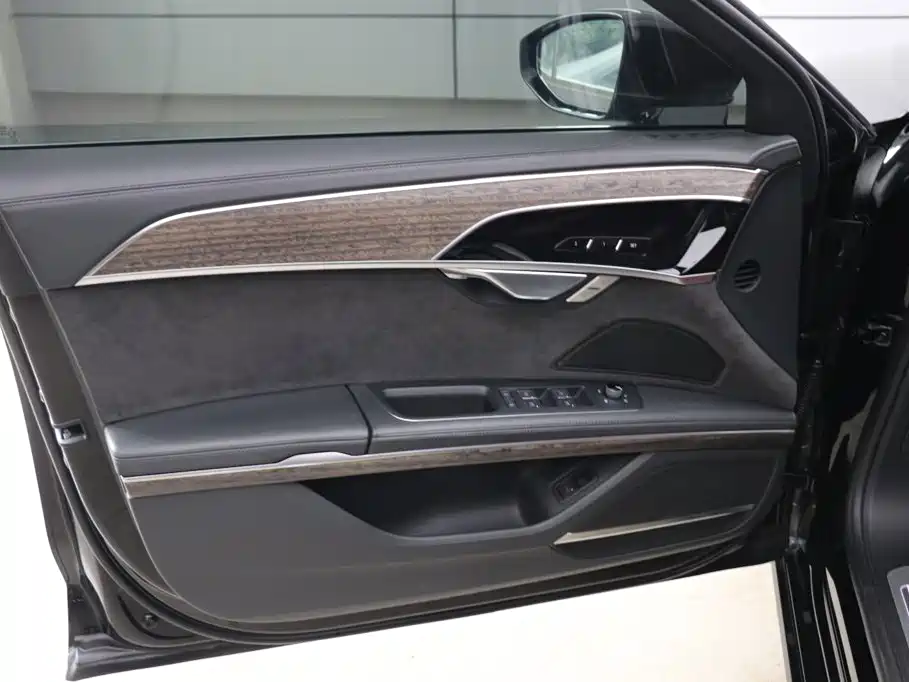 Photo 10 - Audi A8