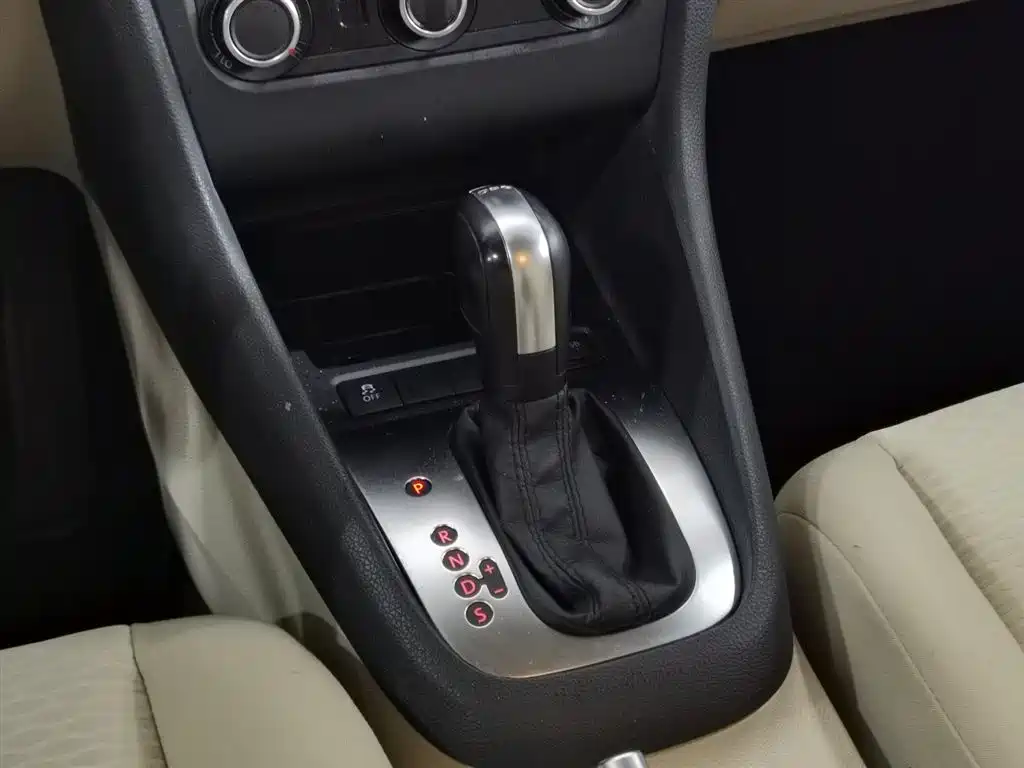 Volkswagen Golf 2011 Model 1.6 Automatic Fashion фото 13