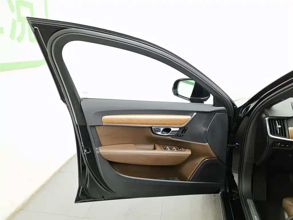 Volvo S90 Plug-in Hybrid 2022 T8 Recharge Plug-in Hybrid Momentum Luxury Edition фото 8